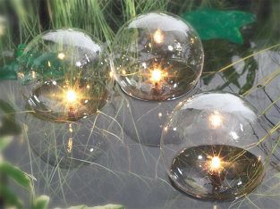 Schwimmende Teichlichter aus Glas