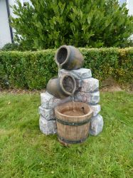 Holzfass-Brunnen mit zwei Krügen und Beleuchtung