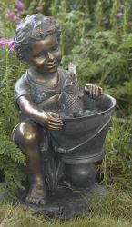 Junge mit Fisch und Eimer, Kunstharz-Brunnen