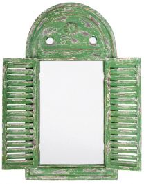 Rustikaler Gartenspiegel mit Fensterläden aus Holz in Grün
