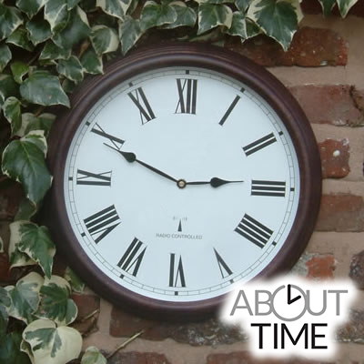 About Time™ Funkuhr für den Außenbereich, brauner Antikeffekt, 38cm