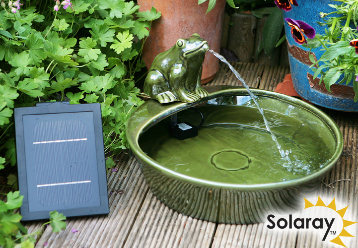 15cm Solarbrunnen "Wasserspeiender Frosch" aus Keramik, Solaray™