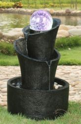 2-stufiger, verwundener Kristallkugel- Brunnen aus Kunstharz, mit LED Beleuchtung