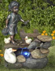 Mädchen füttert Enten, Kunstharz-Brunnen mit LED-Beleuchtung