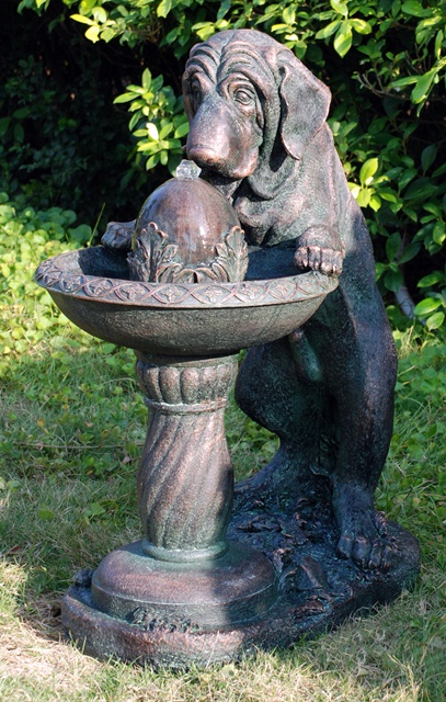 Gartenbrunnen mit stehendem Hund