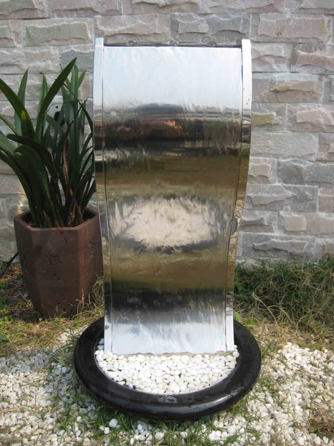 72cm Gewellte Edelstahl-Wasserwand "Lima" mit LED-Beleuchtung