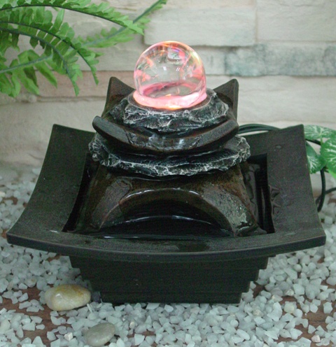 Tischbrunnen mit Kristallkugel und bunter LED-Beleuchtung