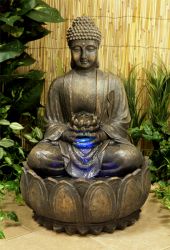 Beleuchteter Buddha-Brunnen mit Blüte