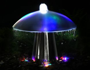 Pilzförmiger Edelstahlbrunnen mit bunten LEDs